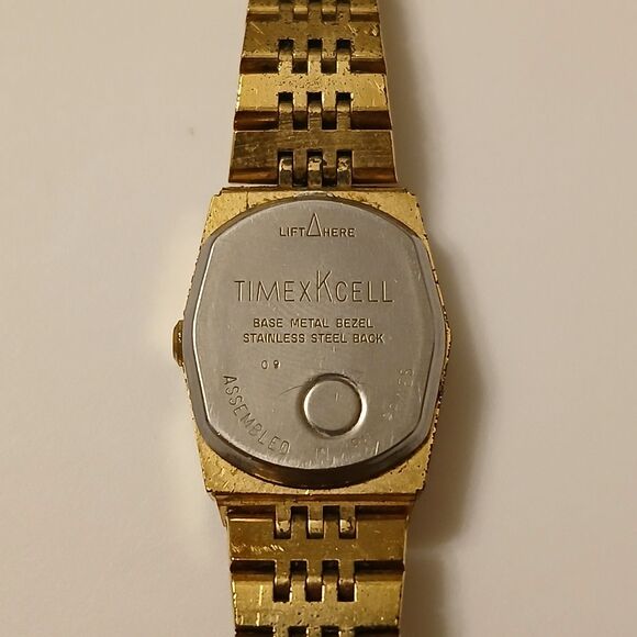 Vtg 80's Timex Q K Cell Women Gold Tone Stainless Steel Watch 5 1/4" Wrist READ - Picture 3 of 16